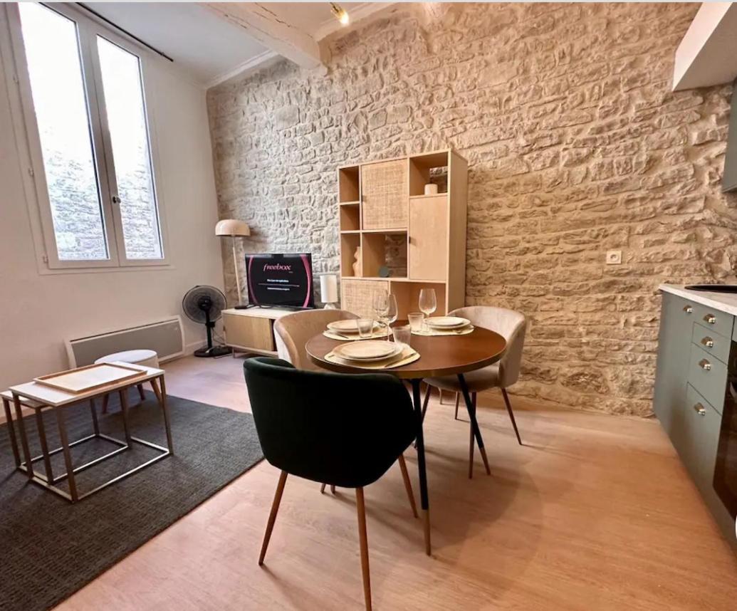 A Deux Pas Des Arenes De *